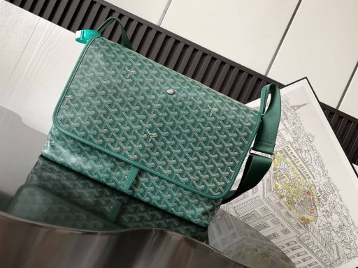 Goyard Capetien MM Messenger Bag Verde