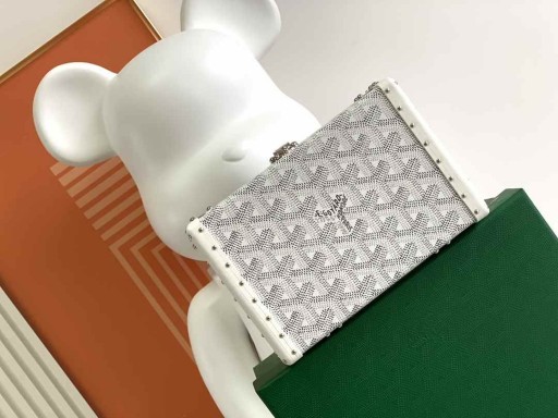 Goyard Minaudière Trunk Pose Hvit